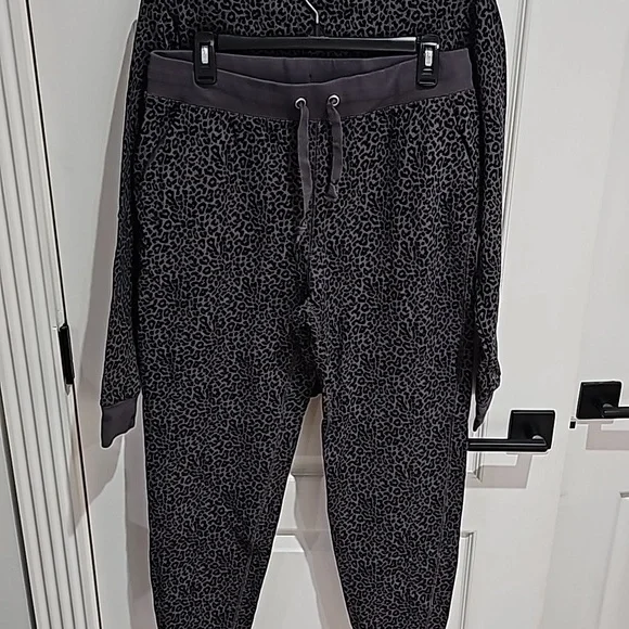 J. Crew Size Medium Leopard Print Sweatshirt and Sweatpants Bundle - like new - Picture 9 of 11